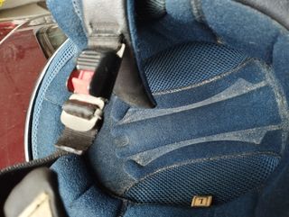 Casco de moto negro con visera.