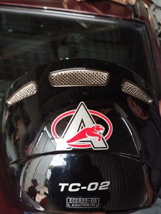 Casco de moto negro con visera.