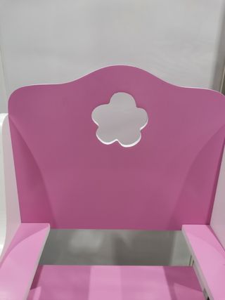 Trona para muñeca rosa. Y plato de Peppa Pig.