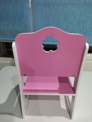 Trona para muñeca rosa. Y plato de Peppa Pig.