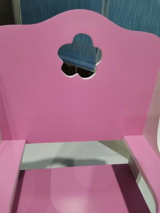 Trona para muñeca rosa. Y plato de Peppa Pig.