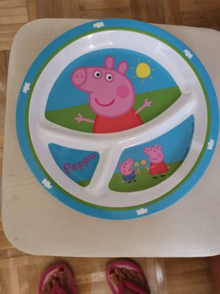 Trona para muñeca rosa. Y plato de Peppa Pig.