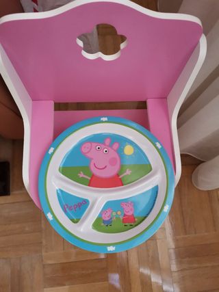 Trona para muñeca rosa. Y plato de Peppa Pig.