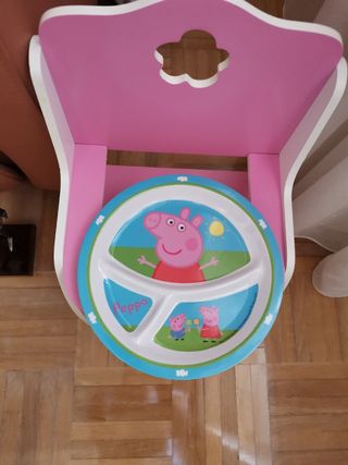Trona para muñeca rosa. Y plato de Peppa Pig.