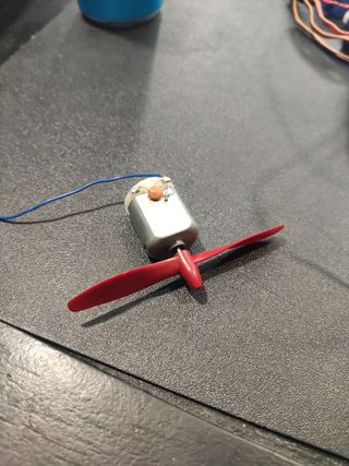 Minimotor con hélice roja