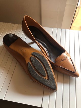 Zapatos con tacón bajito nº38 son de zara 
