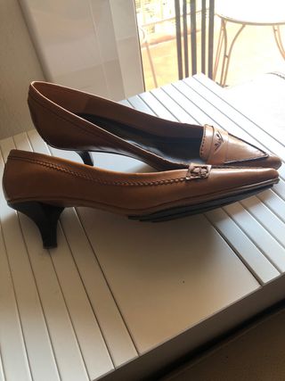 Zapatos con tacón bajito nº38 son de zara 