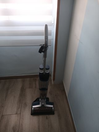 Aspiradora y fregadora de mano a batería 