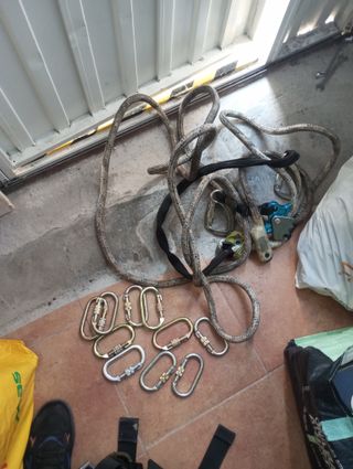Línea de vida y 10 mosquetones