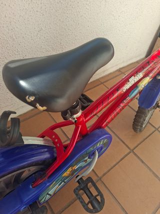 Bicicleta Spiderman con ruedines 