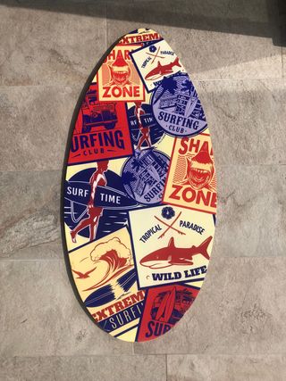 Tabla de surf con diseño de tiburones