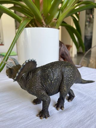 Figura Dinosaurio Triceratops