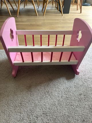 Cuna de madera para muñecas color rosa