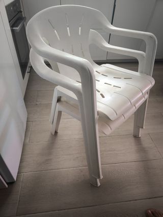 Sillas de plástico blancas.SOLO 5 Y 6 DE SEPTIEMBR