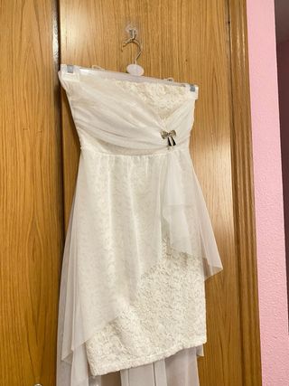 Vestido de novia blanco con velo y lazo