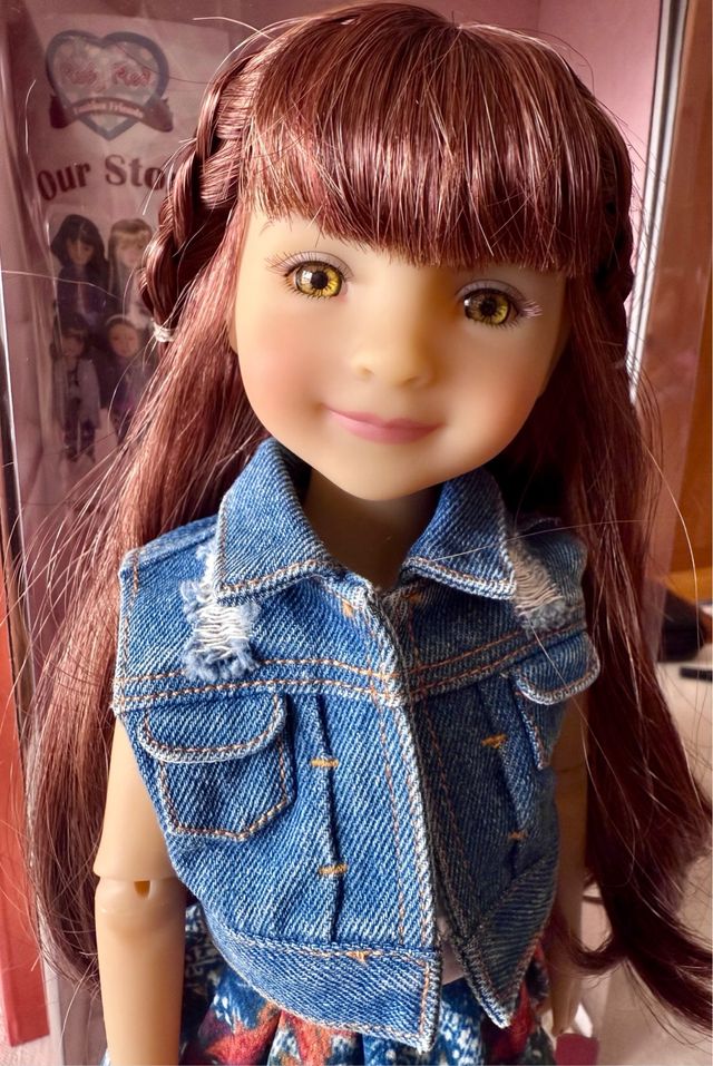 Muñeca Ruby Red Bella. Articulada . 36 cm