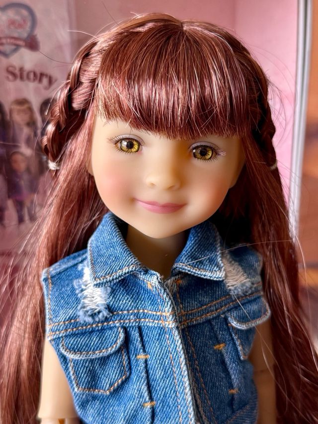 Muñeca Ruby Red Bella. Articulada . 36 cm