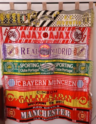 Cortinado com cachecóis de futebol