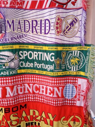 Cortinado com cachecóis de futebol