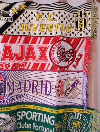 Cortinado com cachecóis de futebol