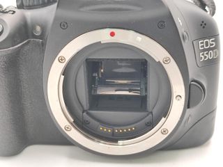 CÁMARA REFLEX CANON EOS 550D + CARGADOR * SOLO CUERPO*
