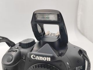 CÁMARA REFLEX CANON EOS 550D + CARGADOR * SOLO CUERPO*