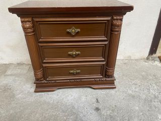 Comodino in legno marrone con 3 cassetti