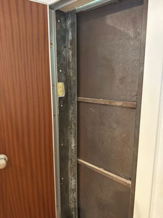 Puerta anti okupas
