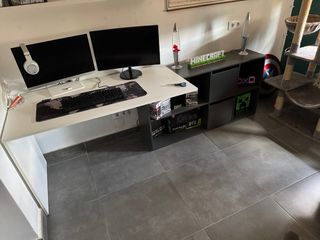 Escritorio con estanterias