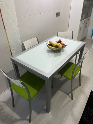 Mesa de cocina con 4 sillas