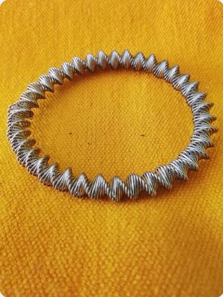 Pulsera metal plateada ondulada espiral