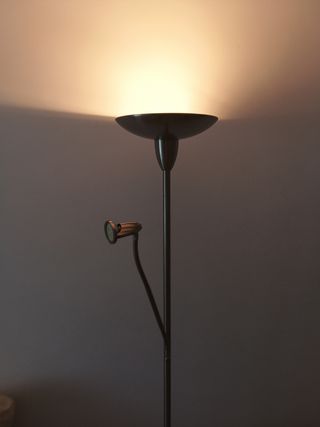 Lámpara de pie moderna con repisa