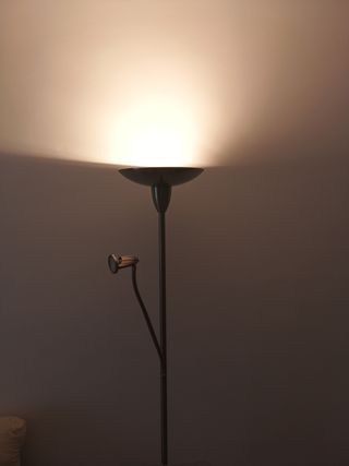 Lámpara de pie moderna con repisa