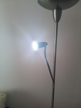 Lámpara de pie moderna con repisa