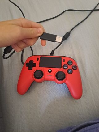 Mando PS4 Rojo tiene dos meses  paro me han regala