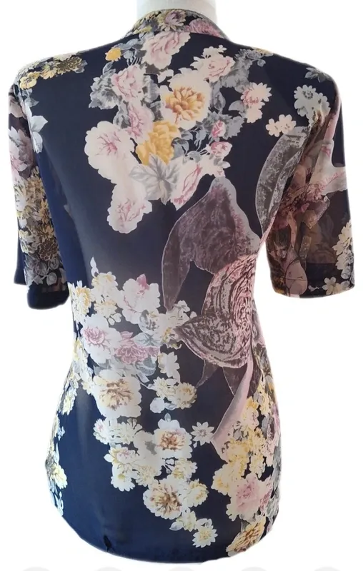 Blusa floral translúcida manga corta