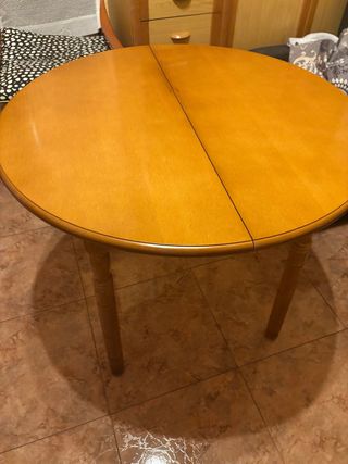 Mesa redonda de madera
se hace más grande 