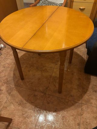 Mesa redonda de madera
se hace más grande 