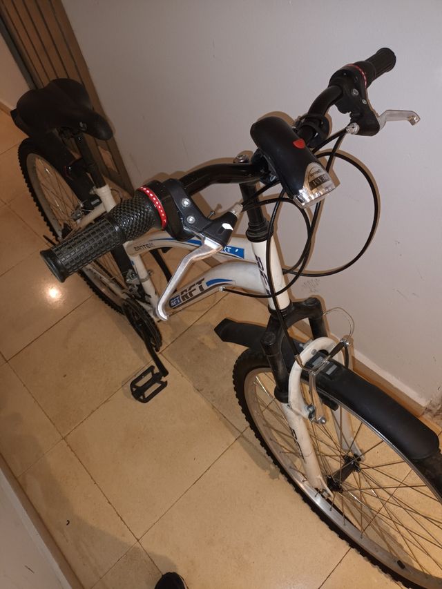 Bicicleta de montaña blanca