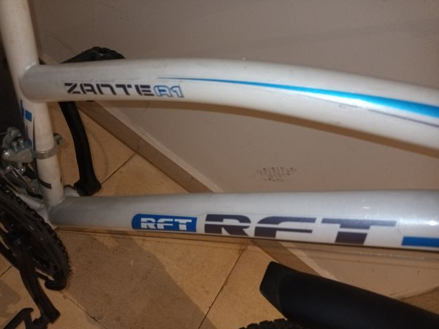 Bicicleta de montaña blanca