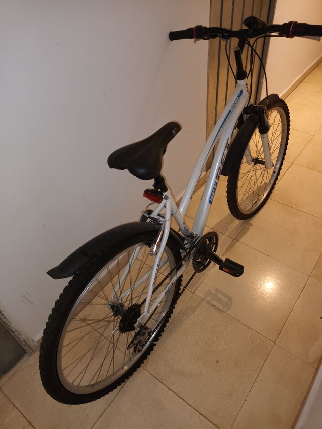 Bicicleta de montaña blanca