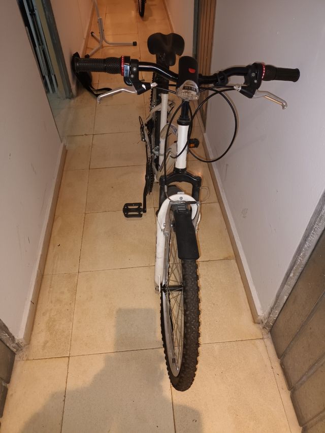 Bicicleta de montaña blanca