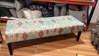 Banqueta de tela con estampado multicolor