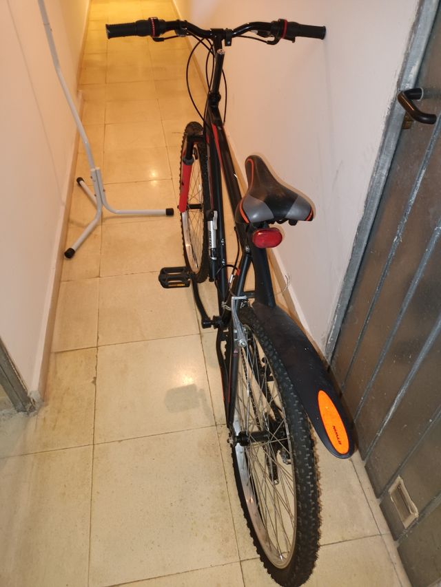 Bicicleta de montaña negra