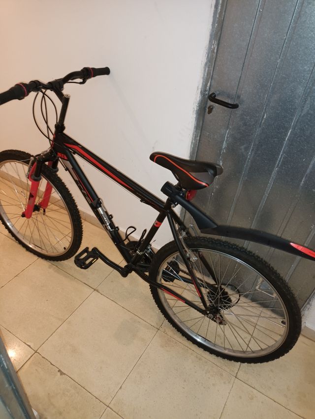 Bicicleta de montaña negra