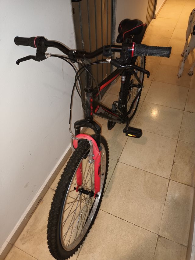 Bicicleta de montaña negra