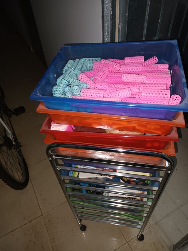 Carro de peluquería con rodillos