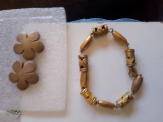 Conjunto de pulsera y pendientes florales