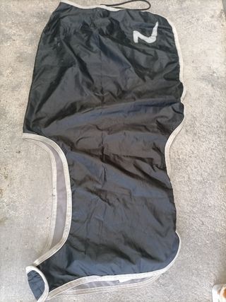 Manta riñonera caballo negra