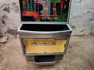 Mueble de tragaperras con frontal R. Franco